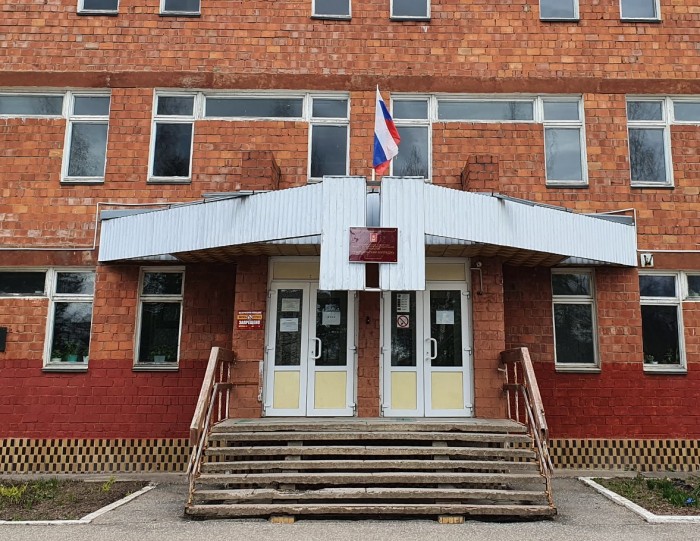 Удомельский колледж Название Полное наименование: Государственное бюджетное профессиональное образовательное учреждение «Удомельский колледж» Сокращенное наименование: ГБПОУ «Удомельский колледж» Регион: Тверская область Город: Удомля Инфоблок Бюджетных мест: уточняется Платных мест: уточняется Проходной балл: от 3 Оплата в год: уточняется Общая информация Удомельский колледж начал свою историю в 1987 году, когда был открыт в качестве Профессионального технического училища. Создавалось училище для подготовки рабочих атомной энергетики, которые требовались для местной Калининской АЭС. Первый энергоблок станции был запущен в 1984 году. Вскоре возвели город энергетиков, который также потребовал кадры. В 2012 году образовательное учреждение преобразовали в техникум, а в 2014 – в Колледж Удомли. Сегодня заведение имеет хорошую, современную материальную базу, а выпускники гарантированно трудоустраиваются на атомную станцию. Филиал колледжа в пгт. Максатиха готовит мастеров лесного хозяйства и трактористов. ГБПОУ Удомельский колледж располагает одним учебным зданием для обучения студентов. В нем же располагаются учебные кабинеты общеобразовательного и профильного типов. Имеются лаборатории для ведения практических занятий. Спортивный зал и спортплощадка открытого типа позволяют проводить занятия по физической культуре. Есть библиотека с художественной и научной литературой, журналами. На территории колледжа располагается актовый зал, где проводятся мероприятия развлекательной направленности. Удомельский колледж помогает выпускникам устроиться на работу. Гарантированно предоставляются вакансии на АЭС, в первую очередь на Калининской. Колледж имеет штатного психолога, который может провести психологическую работу по профориентации или подготовке к собеседованию. Приемная комиссия Колледж в г. Удомля начинает работать с 20 июня, заканчивается работу 15 августа (на очную форму обучения), на заочную форму обучения прием длится до 25 ноября. Телефон и адрес приемной комиссии: 8 (48255) 2-00-53, г. Удомля, пр. Курчатова д.8 а. Вступительные экзамены Колледж не проводит вступительные испытания на свои образовательные программы. Поступление в ГБПОУ «Удомельский колледж» протекает в формате рейтинга поступающих. Он ранжируется на основе средних баллов документа об образовании и наличия индивидуальных достижений у поступающего человека. Общежитие Иногородним абитуриентам колледж может предоставить общежитие. Проживание в нем платное. Оно оснащено душевыми кабинами, стандартной бытовой техникой, телевизорами, мягким и жестким инвентарем. Специальности [spoiler title="Показать"] 13.02.03 Электрические станции, сети и системы. 15.01.05 Сварщик (ручной и частично механизированной сварки (наплавки)). 15.01.20 Слесарь по контрольно-измерительным приборам и автоматике. 40.02.01 Право и социальное обеспечение. 16199 Оператор электронно-вычислительных и вычислительных машин. [/spoiler] Варианты обучения  После 9 класса: очно После 11 класса: очно / заочно Контакты Удомельский колледж Адрес: Российская Федерация, г. Удомля, пр-т Курчатова, д.8 а Телефон: +7 (48255) 2-00-51 Официальный сайт: https://ud-college.ru Соц. сети: https://vk.com/udcollege